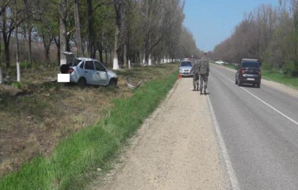 Неопытная автоледи на «Гранте» вылетела во время обгона в кювет